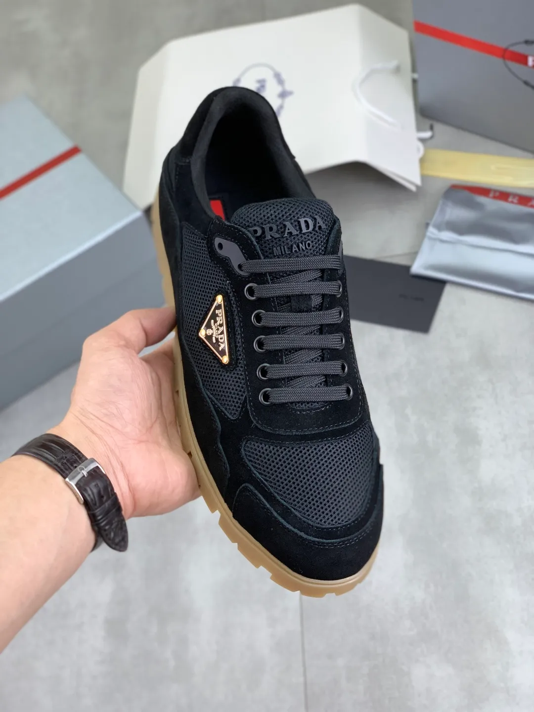Men's men's shoes 💰P520💰 [New style] popular models are on the official website, 🆘 Trendy brand (Prada) mainly promotes popular models, avant-garde and versatile fashionable men's shoes private version mold opening, cowhide surface splicing 1:1.. Fashionable and simple, original imported cowhide lining cowhide feet; the atmosphere and personality are more fashionable, eye-catching and pursuing class. It will subvert the old idea and be a must-have for fashion trendsetters with you! Must keep it for yourself! Tall and comfortable, large and low, high-end quality workmanship. Code number: 38-45 3️⃣optional.